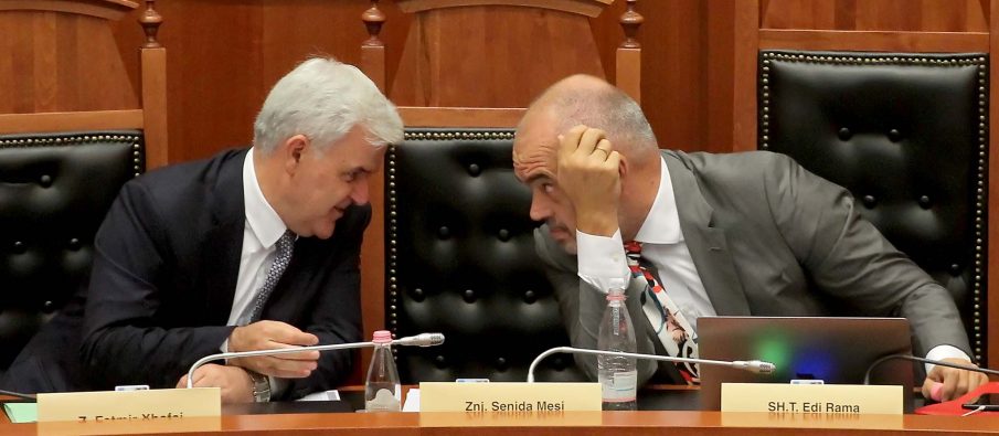 Rama mban Xhafajn dhe zgjedh luftën Rama mban Xhafajn dhe zgjedh luftën