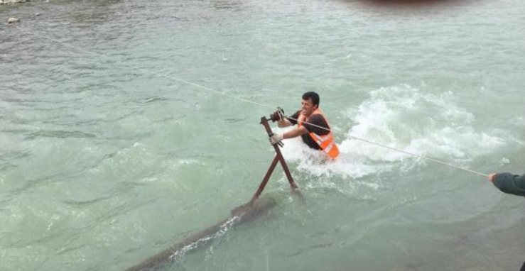 Elektriçisti i OSHEE shndërrohet në ”hero”, puna që bën mes ujit të rrëmbyer për t’u kthyer energjinë 5 fshatrave në Valbonë (Video) Elektriçisti i OSHEE shndërrohet në ”hero”, puna që bën mes ujit të rrëmbyer për t’u kthyer energjinë 5 fshatrave në Valbonë (Video)