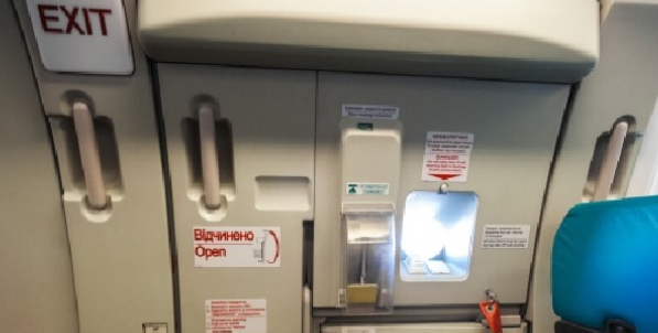 Arrestohet 25-vjeçari, hap daljen emergjence në avion nga vapa, por… Arrestohet 25-vjeçari, hap daljen emergjence në avion nga vapa, por…