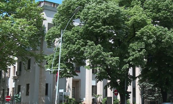 Vettingu çon në kolaps Drejtësinë shqiptare, pas Kushtetueses rrezikojnë të mbyllen edhe 9 gjykata të tjera. Bllokohen mijëra dosje Vettingu çon në kolaps Drejtësinë shqiptare, pas Kushtetueses rrezikojnë të mbyllen edhe 9 gjykata të tjera. Bllokohen mijëra dosje