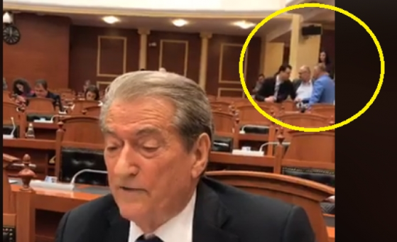 Berisha merr ‘peng’ Kuvendin me Facebook, por Basha e injoron keq pas krahëve (Video) Berisha merr ‘peng’ Kuvendin me Facebook, por Basha e injoron keq pas krahëve (Video)