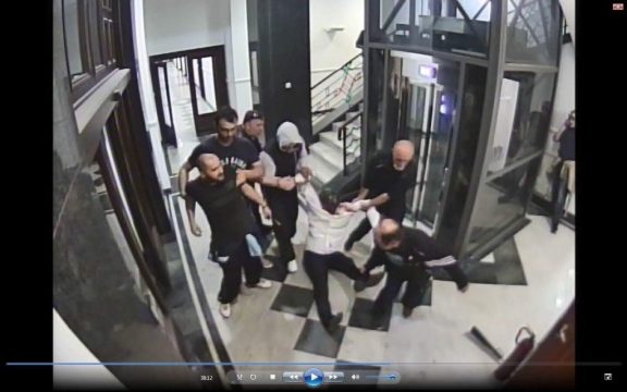 Sherr në burg, shqiptarët e bëjnë për spital huliganin që rrahu deputetin Zijadin Çela Sherr në burg, shqiptarët e bëjnë për spital huliganin që rrahu deputetin Zijadin Çela