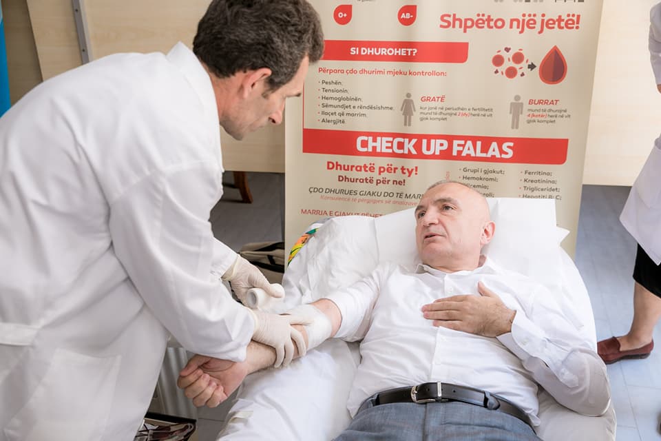 “Kujdes! Mund të infektoheni me gjak hajduti” “Kujdes! Mund të infektoheni me gjak hajduti”