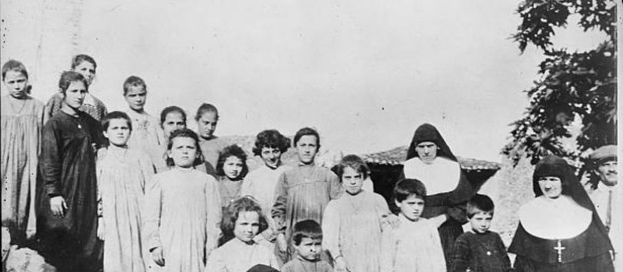 Fotot e rralla: Fëmijët që lanë pas ushtarët e huaj në Shqipëri Fotot e rralla: Fëmijët që lanë pas ushtarët e huaj në Shqipëri