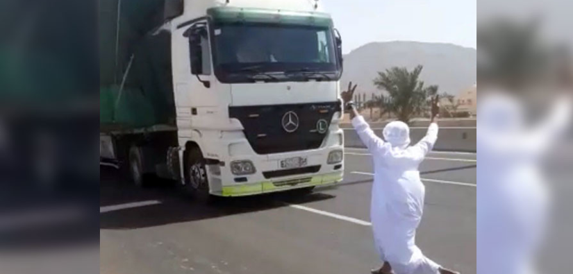 Hidhet para kamionit, videoja e frikshme që bën xhiron e rrjetit (Video) Hidhet para kamionit, videoja e frikshme që bën xhiron e rrjetit (Video)