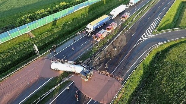Video/ 12 tonë çokollatë derdhen mbi një autostradë në Poloni Video/ 12 tonë çokollatë derdhen mbi një autostradë në Poloni