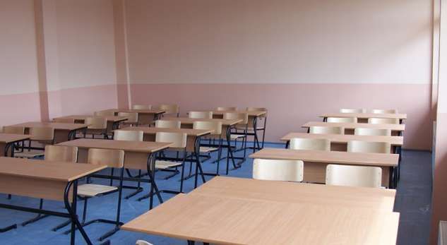 E dhimbshme! Çanta e maturantes që humbi jetën mbi bangë në klasën e boshatisur (Foto+Video) E dhimbshme! Çanta e maturantes që humbi jetën mbi bangë në klasën e boshatisur (Foto+Video)