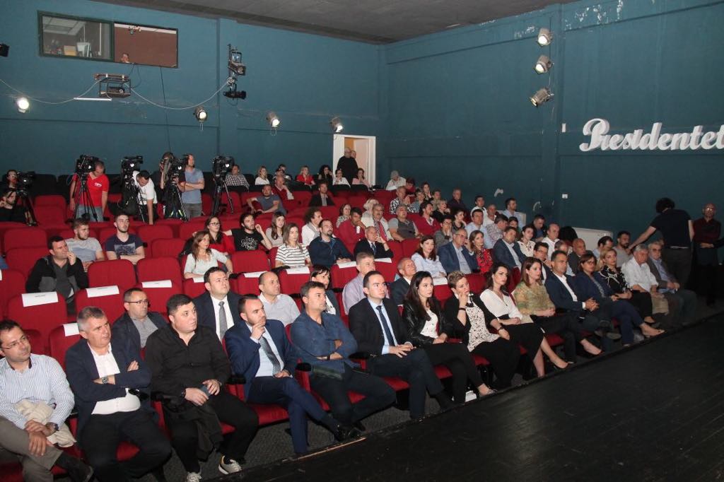 FOTOT/ Përpjekja e fundit e artistëve: Iu “falen” Klevisit, Ervinit dhe Gridës për të shpëtuar teatrin FOTOT/ Përpjekja e fundit e artistëve: Iu “falen” Klevisit, Ervinit dhe Gridës për të shpëtuar teatrin