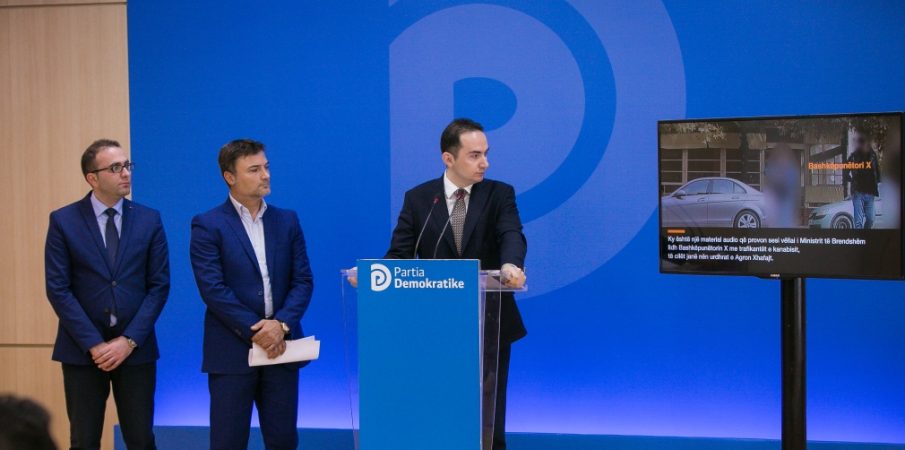 Vëllai i ministrit Xhafaj i jep fund debatit: Sot paraqitem vetë te autoritete italiane! Vëllai i ministrit Xhafaj i jep fund debatit: Sot paraqitem vetë te autoritete italiane!