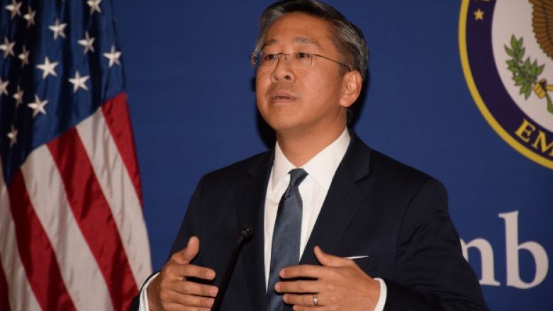 Në “tregun” e politikës shqiptare, Donald Lu takon edhe vetveten Në “tregun” e politikës shqiptare, Donald Lu takon edhe vetveten