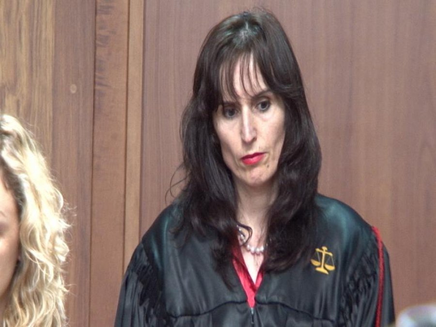 “Arrest shtëpie” Tahirit: Gjyqëtarja “kimikaze” Liljana Baku që i janë rrëzuar nga apeli të gjitha masat e dhëna, çuditërisht ndodhet gjithmonë e gatëshme “Arrest shtëpie” Tahirit: Gjyqëtarja “kimikaze” Liljana Baku që i janë rrëzuar nga apeli të gjitha masat e dhëna, çuditërisht ndodhet gjithmonë e gatëshme