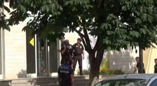 ”Nuk më del rroga, jam penduar”, flet autori që tentoi të grabisë bankën në Lushnje ”Nuk më del rroga, jam penduar”, flet autori që tentoi të grabisë bankën në Lushnje