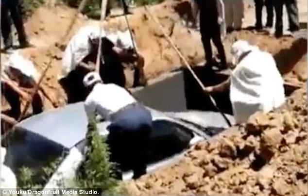 Ngjarja më e pazakontë që ka ndodhur ndonjëherë, burri varroset bashkë me makinën (Fotot) Ngjarja më e pazakontë që ka ndodhur ndonjëherë, burri varroset bashkë me makinën (Fotot)