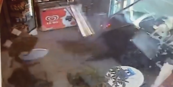 VIDEO/ Shpejtësi e çmendur, playboy i njohur përfundon brenda në dyqan me bishën 300 mijë euroshe VIDEO/ Shpejtësi e çmendur, playboy i njohur përfundon brenda në dyqan me bishën 300 mijë euroshe