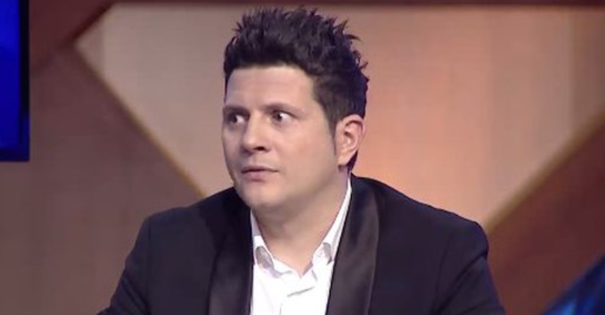 “Në cica të nuseve, në shalë të çupave”, plas në mes të emisionit. Ermali ngelet gojëhapur “Në cica të nuseve, në shalë të çupave”, plas në mes të emisionit. Ermali ngelet gojëhapur