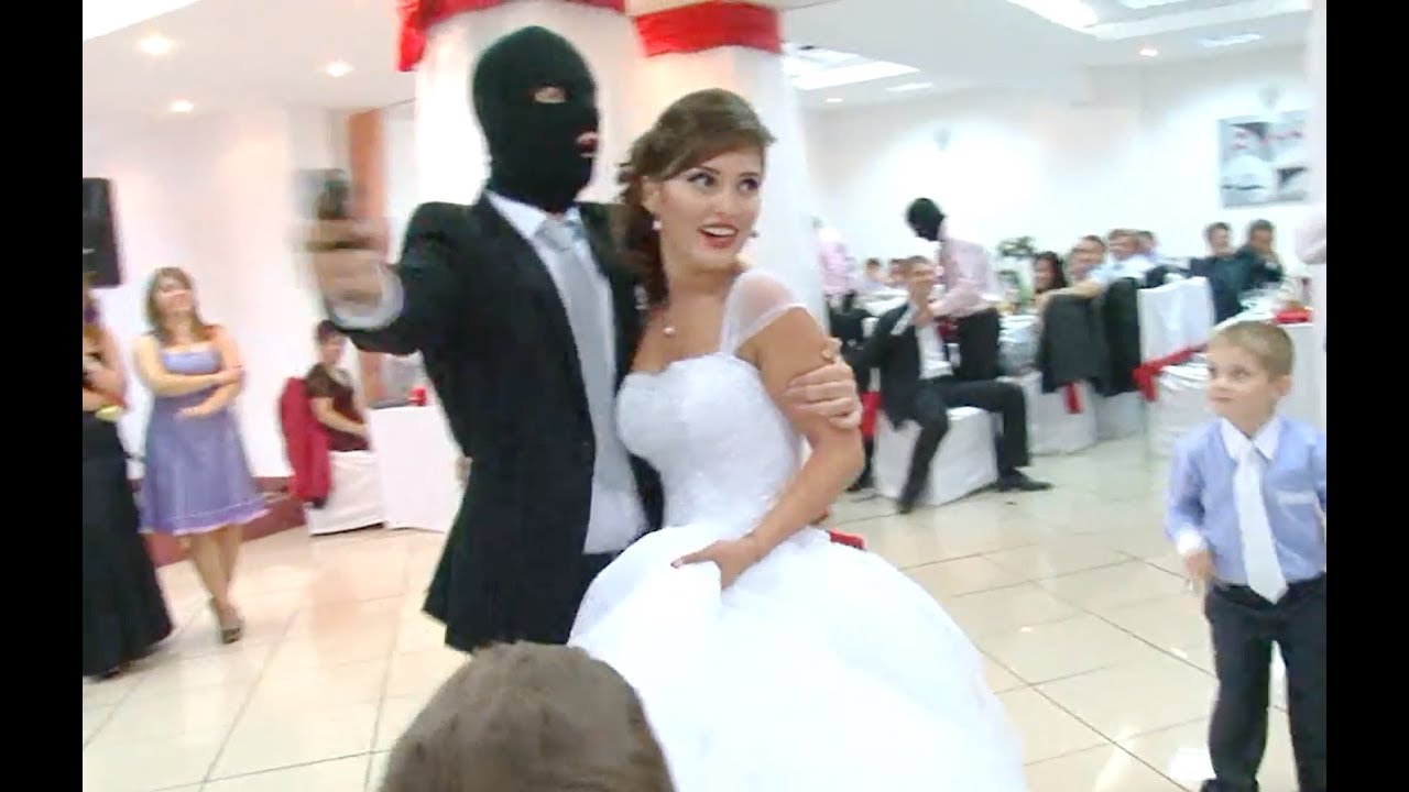 Nusja e tradhëton, dhëndri e fal dhe martohet, por familja e dashnorit… e degjeneron publikisht!