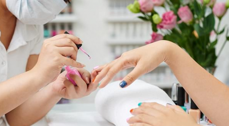 Në sallonet e thonjve ku fshihen skllevërit shqiptarë, ja si vepron krimi i organizuar Në sallonet e thonjve ku fshihen skllevërit shqiptarë, ja si vepron krimi i organizuar