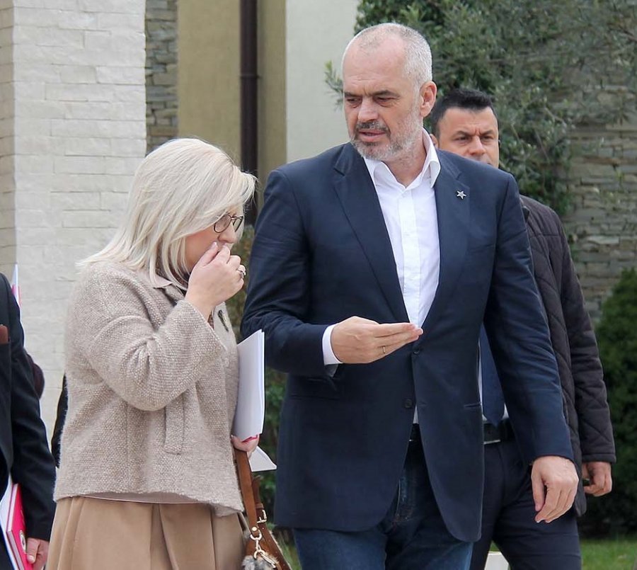 Nikolla lajmëron betejën e rradhës, “në panik” drejtorët e shkollave Nikolla lajmëron betejën e rradhës, “në panik” drejtorët e shkollave