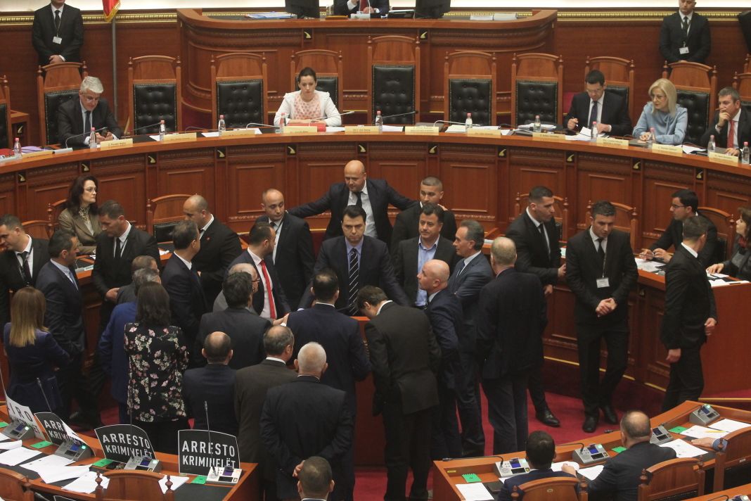 Opozita bllokon Kuvendin dhe lobon kundër Shqipërisë, deputeti gjerman: Jemi pro negociatave Opozita bllokon Kuvendin dhe lobon kundër Shqipërisë, deputeti gjerman: Jemi pro negociatave