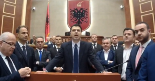 ‘’Dallimi i madh mes një lideri të vërtetë dhe një papagalli që s’di të pushojë’’. Karagjozi i SHQUP-it që bëri si vetja gjithë opozitën ‘’Dallimi i madh mes një lideri të vërtetë dhe një papagalli që s’di të pushojë’’. Karagjozi i SHQUP-it që bëri si vetja gjithë opozitën