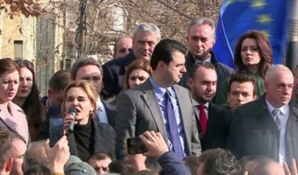 ”Opozitë që nuk bën takime me elektoratin, por tallava, sherr, mish e raki” ”Opozitë që nuk bën takime me elektoratin, por tallava, sherr, mish e raki”