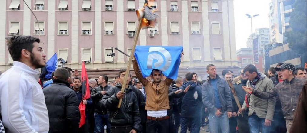 PD-së i dështon plani i “vrasjes së Babales”! Policia e merr në mbrojtje pas rritjes së “pazarit” 200 mijë euro PD-së i dështon plani i “vrasjes së Babales”! Policia e merr në mbrojtje pas rritjes së “pazarit” 200 mijë euro