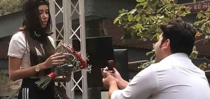 Po bën xhiron e rrjetit: I propozon martesë në mes të sheshit, por përgjigjia e saj… (Video) Po bën xhiron e rrjetit: I propozon martesë në mes të sheshit, por përgjigjia e saj… (Video)