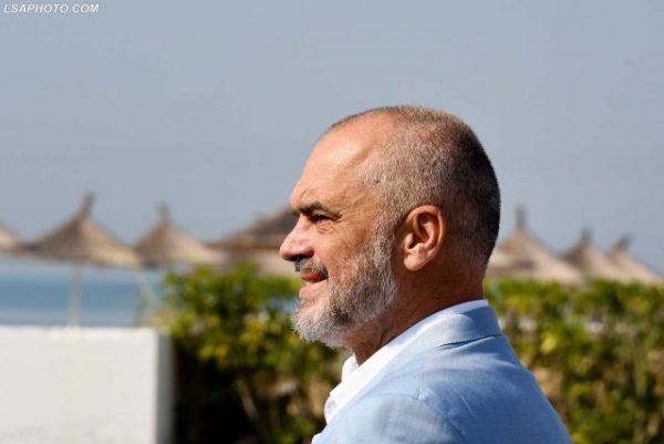 ”Agjërim të lehtë besimtarëve myslimanë”, Edi Rama publikon fotot nga restaurimi i xhamisë më të madhe në Tiranë ”Agjërim të lehtë besimtarëve myslimanë”, Edi Rama publikon fotot nga restaurimi i xhamisë më të madhe në Tiranë