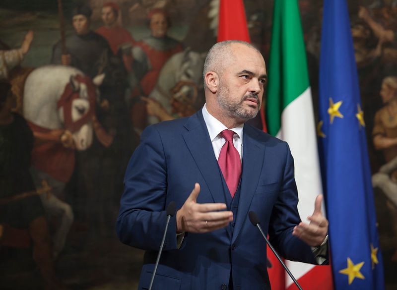 Vittorio Sgarbi mesazh bashkëqytetarëve nga Torino: Italisë i duhet nje kryeministër si Rama Vittorio Sgarbi mesazh bashkëqytetarëve nga Torino: Italisë i duhet nje kryeministër si Rama