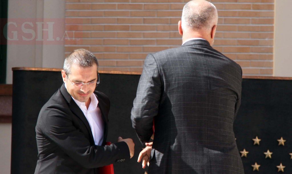 Nuk mund të trajtohet ish-kreu i PS së Tiranës, ish-ministri i Brendshëm dhe njeriu që mbrojti detin në Gjykatën Kushtetueses, si plagosja e një luani në Afrikë! Nuk mund të trajtohet ish-kreu i PS së Tiranës, ish-ministri i Brendshëm dhe njeriu që mbrojti detin në Gjykatën Kushtetueses, si plagosja e një luani në Afrikë!