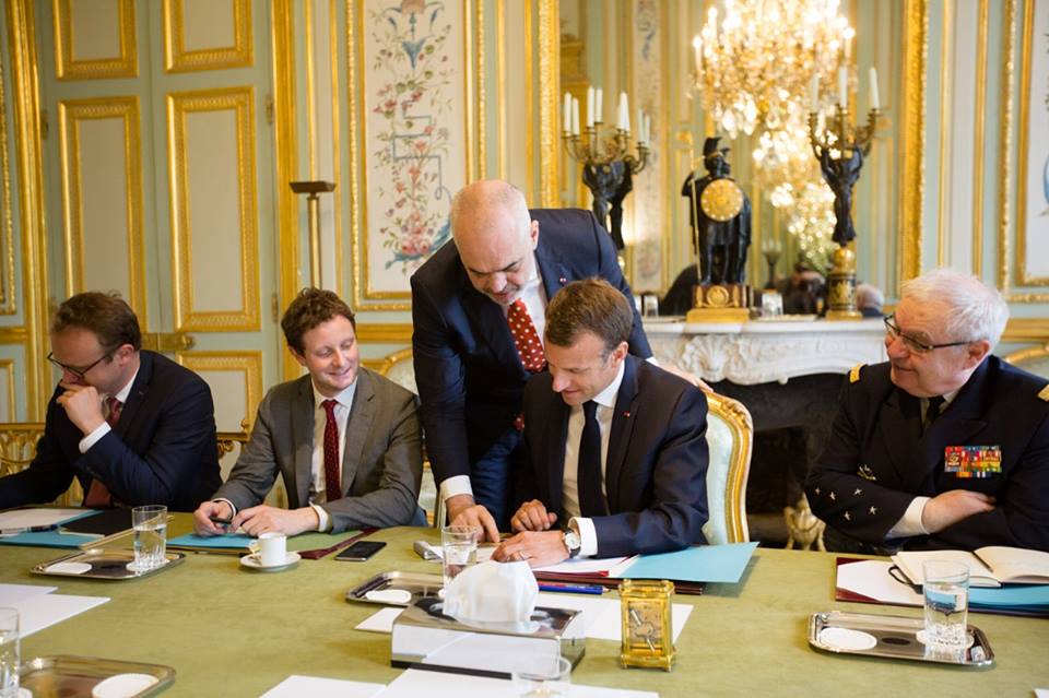 Detajet e takimit në Paris, Rama nxjerr fotot gjatë bisedës me Macron Detajet e takimit në Paris, Rama nxjerr fotot gjatë bisedës me Macron