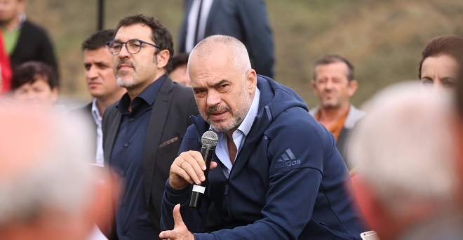 “Fitoj 2 mln lekë në vit”, Rama tallet me banorin: Edhe gjirokastriti më gjirokastrit s’bën aq pak “Fitoj 2 mln lekë në vit”, Rama tallet me banorin: Edhe gjirokastriti më gjirokastrit s’bën aq pak