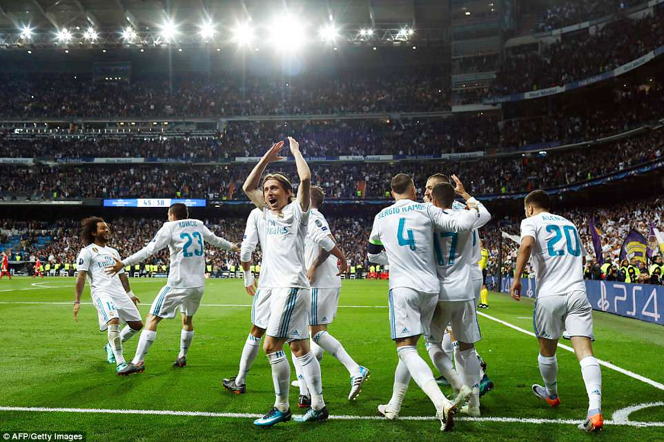 Champions League: Reali për herë të tretë radhazi në finale, një dorë i’a jep vetë Bajerni (Foto+Video) Champions League: Reali për herë të tretë radhazi në finale, një dorë i’a jep vetë Bajerni (Foto+Video)