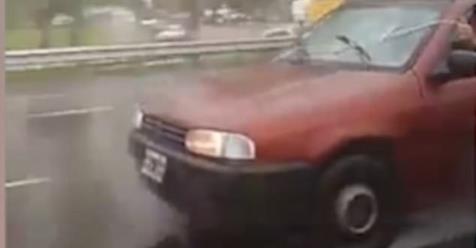 VIDEO qesharake: “Shpikësi” fshin xhamat e makinës me… litar VIDEO qesharake: “Shpikësi” fshin xhamat e makinës me… litar