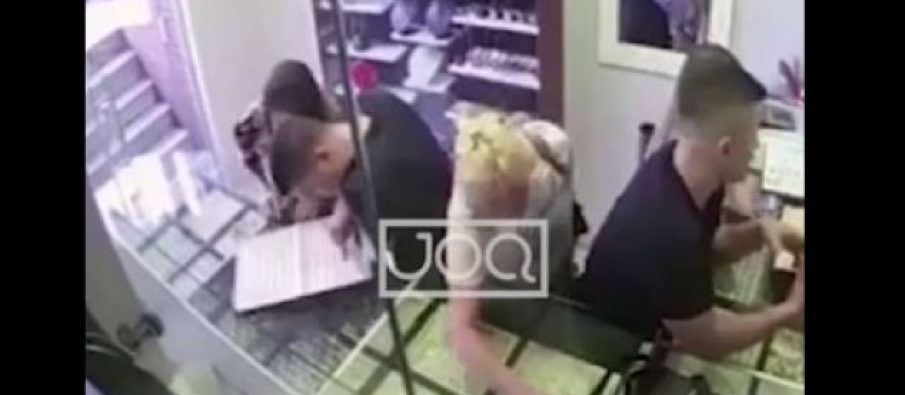 VIDEO/ ‘Biondja’ hajdute tmerri i qytetarëve, seri grabitjesh në Tiranë VIDEO/ ‘Biondja’ hajdute tmerri i qytetarëve, seri grabitjesh në Tiranë