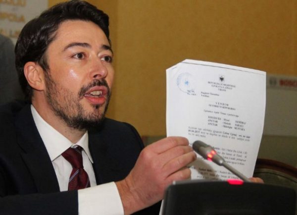 Bllokohet komisioni për hetimin e Shkëlzen Berishës, Edi Paloka nuk firmos shkresat për ish-kryeministrin dhe djalin e tij Bllokohet komisioni për hetimin e Shkëlzen Berishës, Edi Paloka nuk firmos shkresat për ish-kryeministrin dhe djalin e tij