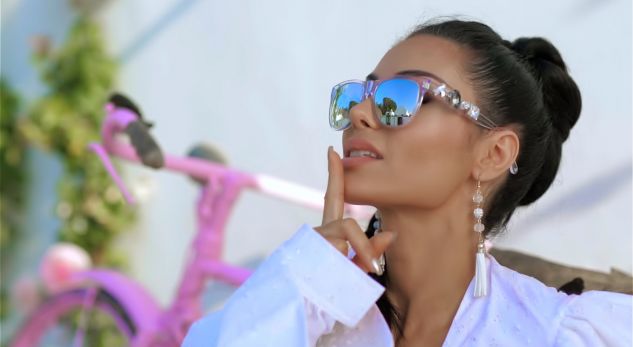 E paparë! Soni Malaj sjell në Shqipëri këngëtarin e famshëm latin, prezantojnë hitin e tyre veror (Video) E paparë! Soni Malaj sjell në Shqipëri këngëtarin e famshëm latin, prezantojnë hitin e tyre veror (Video)