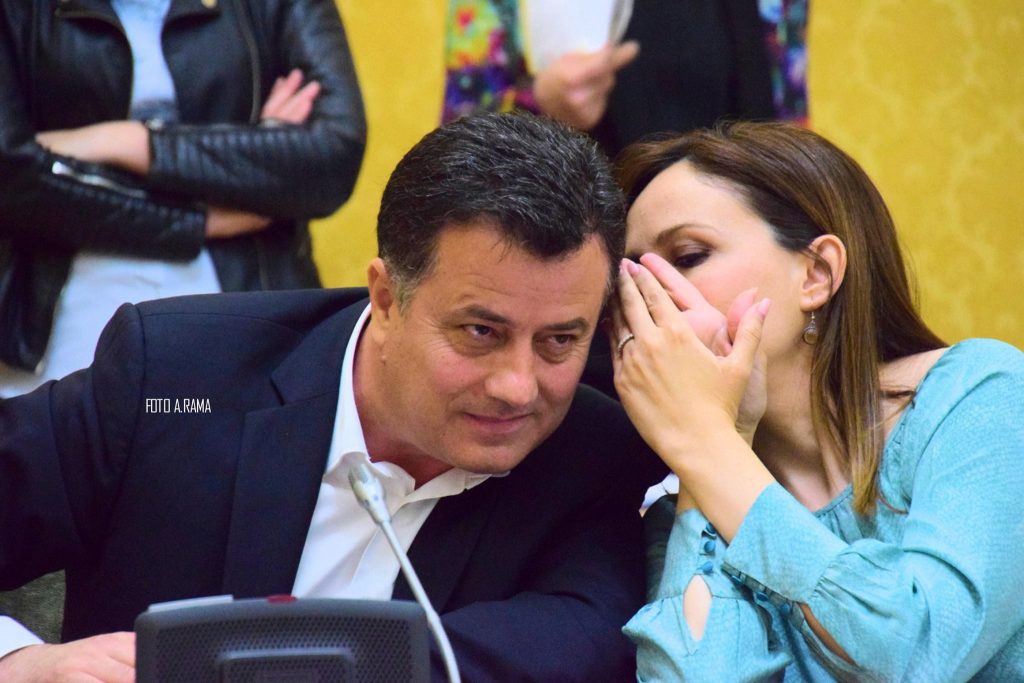 Qytetari europian denigron ekonomisten e Saliut , “Tabaken pa bisht” që nuk resht së nxiri Shqipërin kudo që i hapet një mikrofon