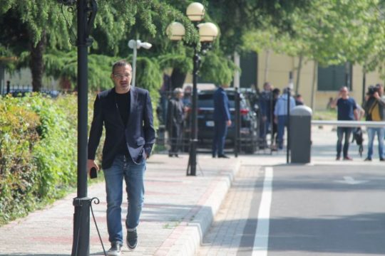 LAJM I FUNDIT: Presioni politik jep efekt, Saimir Tahiri “burgoset” në shtëpi LAJM I FUNDIT: Presioni politik jep efekt, Saimir Tahiri “burgoset” në shtëpi
