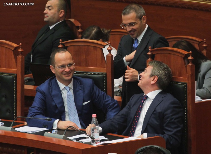 “Spikasnin si treshe e pandarë”, Ditmir Bushati flet pas largimit të Saimir Tahirit “Spikasnin si treshe e pandarë”, Ditmir Bushati flet pas largimit të Saimir Tahirit