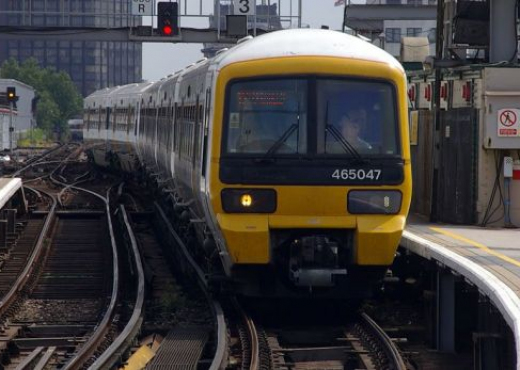 Shqiptarin e kap “mat” policia në tren duke fjetur, por kur hap sytë i ndryshon jeta Shqiptarin e kap “mat” policia në tren duke fjetur, por kur hap sytë i ndryshon jeta