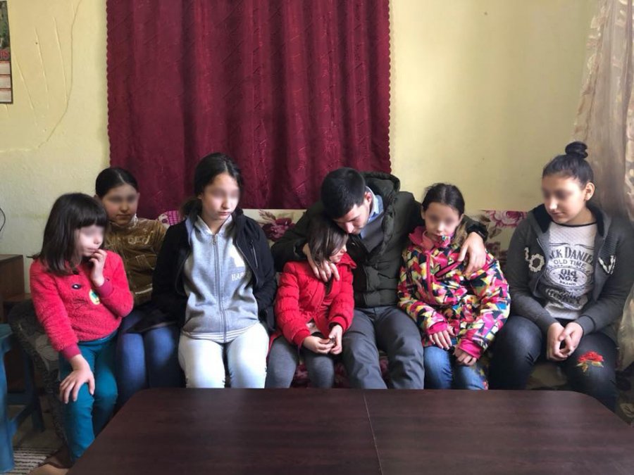 Deputeti milioner i Bashës bën zemrën “gurë”: Jep rrogën për 6 motrat jetime, deri në përfundim të mandatit! Deputeti milioner i Bashës bën zemrën “gurë”: Jep rrogën për 6 motrat jetime, deri në përfundim të mandatit!