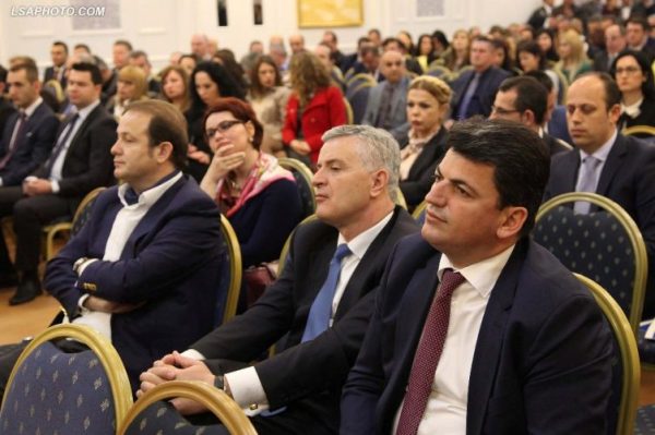 Vettingu/ Bankat dhe noterët fundosin gjyqtarët dhe prokurorët. KPK: Kushdo që ka bërë afera nuk i shpëton procesit Vettingu/ Bankat dhe noterët fundosin gjyqtarët dhe prokurorët. KPK: Kushdo që ka bërë afera nuk i shpëton procesit