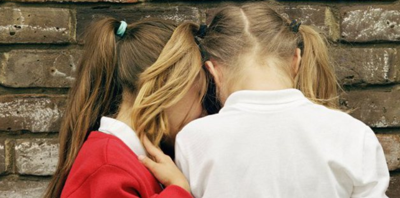 Plani i tmerrshëm i dy vogëlusheve 10-vjeçare, si u përpoqën t’i merrnin jetën shoqes së tyre Plani i tmerrshëm i dy vogëlusheve 10-vjeçare, si u përpoqën t’i merrnin jetën shoqes së tyre