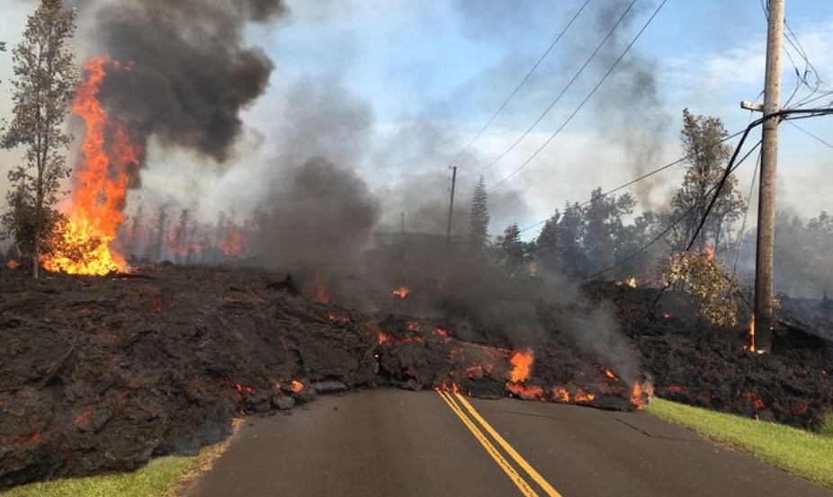 Ja si vullkani në Hauai “përpin” zonat e banuara! (Foto) Ja si vullkani në Hauai “përpin” zonat e banuara! (Foto)