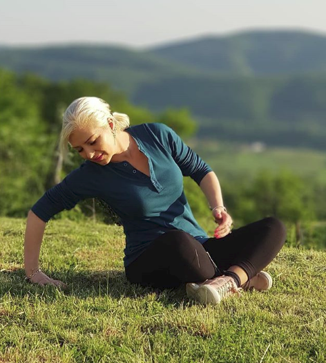 Video/ Këngëtares shqiptare i nxjerrin të palarat në mes të emisionit, ajo zë kokën me dorë Video/ Këngëtares shqiptare i nxjerrin të palarat në mes të emisionit, ajo zë kokën me dorë