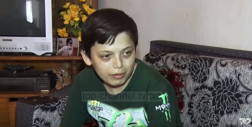 Historia e dhimbshme e 28-vjeçarit shqiptar që duket si 13-vjeç (Video) Historia e dhimbshme e 28-vjeçarit shqiptar që duket si 13-vjeç (Video)