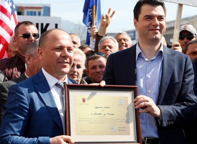 Qyfyre nga “fronti” i PD-së së re: Në vend të Prof. Dr. Sali Berishës, Luli merr në homazhe Prof. Dr. Xhelal Mziun Qyfyre nga “fronti” i PD-së së re: Në vend të Prof. Dr. Sali Berishës, Luli merr në homazhe Prof. Dr. Xhelal Mziun