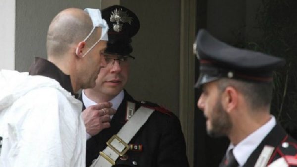 Dorëzohet në polici shqiptari që vrau me thikë bashkëshorten në sy të djalit (Emri) Dorëzohet në polici shqiptari që vrau me thikë bashkëshorten në sy të djalit (Emri)