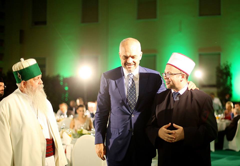 Në respekt të besimit të gruas: Rama agjeron Ramazan! Në respekt të besimit të gruas: Rama agjeron Ramazan!